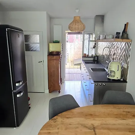 Apartment Centrally Located, Fully Furnished Luxury