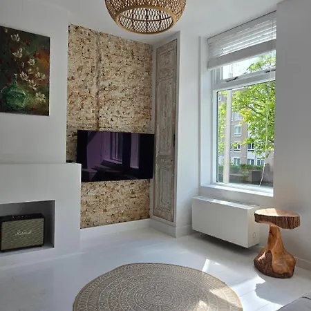 Apartment Centrally Located, Fully Furnished Luxury *