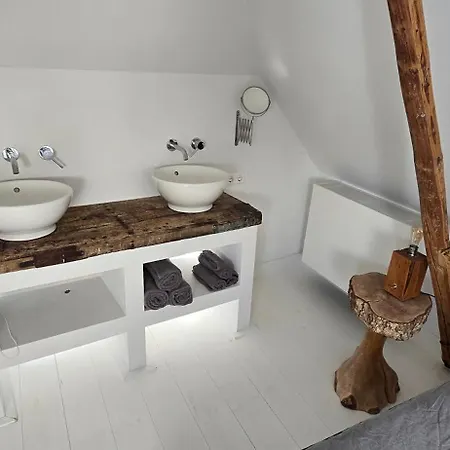 Centrally Located, Fully Furnished Luxury Apartment Gouda