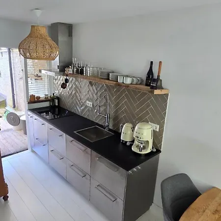 Centrally Located, Fully Furnished Luxury Apartment