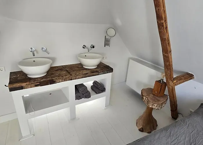 Centrally Located, Fully Furnished Luxury Apartamento Gouda