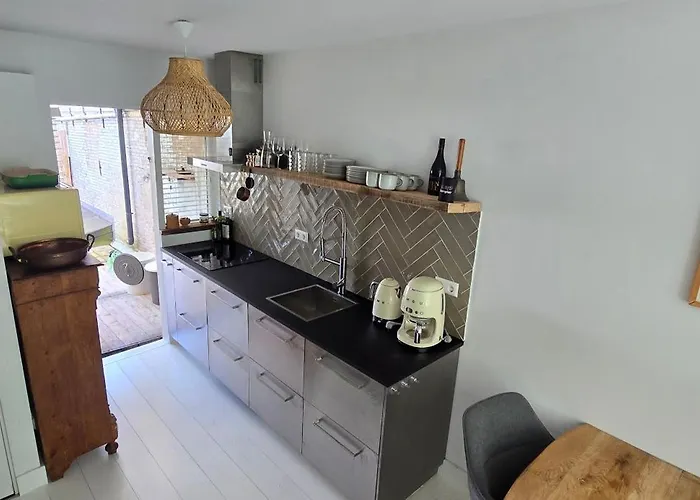 Centrally Located, Fully Furnished Luxury Apartamento