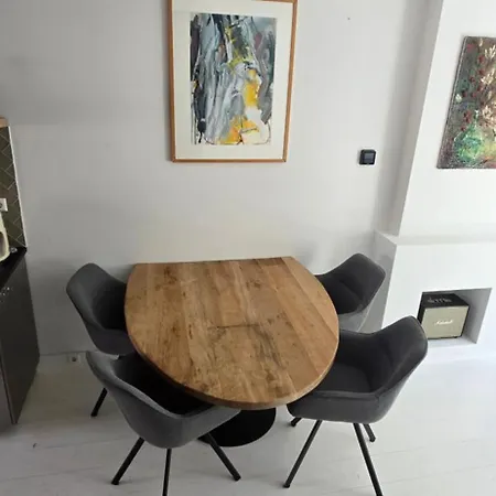 Centrally Located, Fully Furnished Luxury خودا